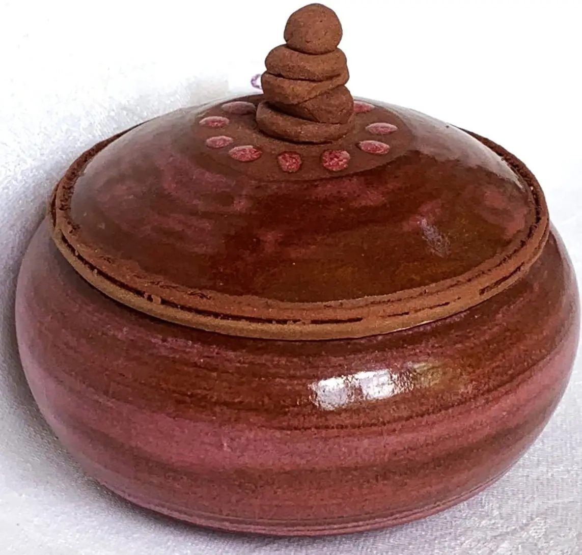 Boîte ronde à couvercle, émail rouge brun