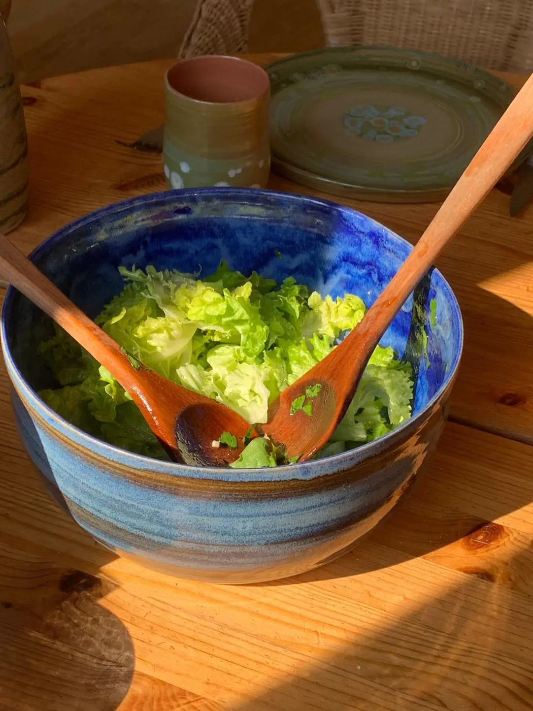 Grand saladier émaillé bleu rempli de salade verte