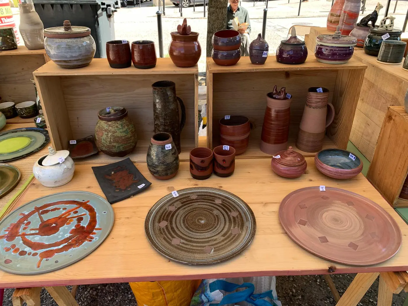 Étal de marché : assiettes, pichets et boîtes en céramique