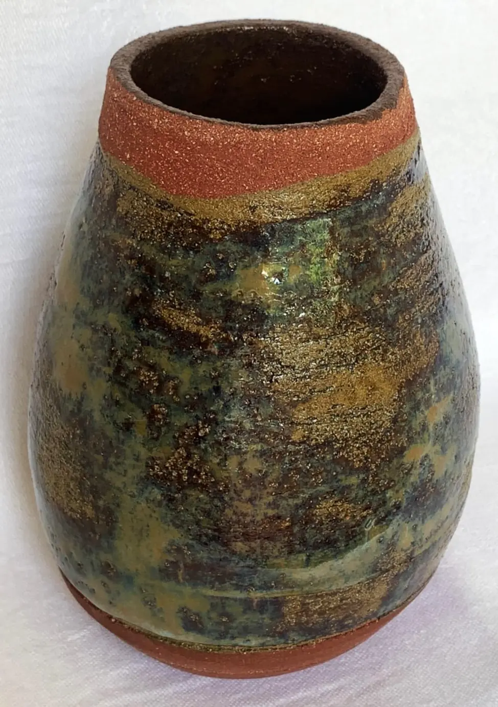 Vase à col de terre brute et émail moucheté vert et doré